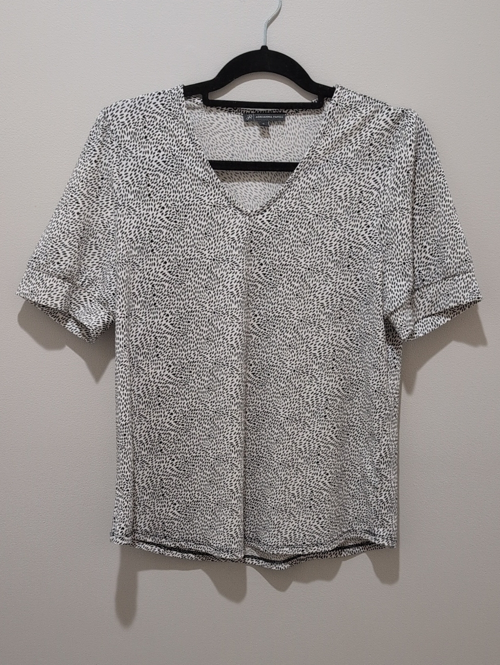 Adrianna Papell Women’s Black & White Printed V-Neck Top